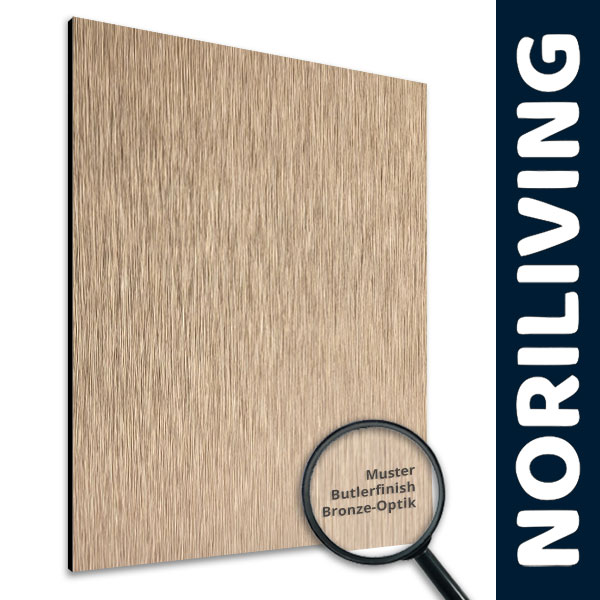 Musterplatte mit Butlerfinish in Bronze-Optik von NORILIVING Textmusterplatte mit edlem Butlerfinish in Bronze-Optik, neben ein Noriliving Logo, vergrößert durch eine Lupe