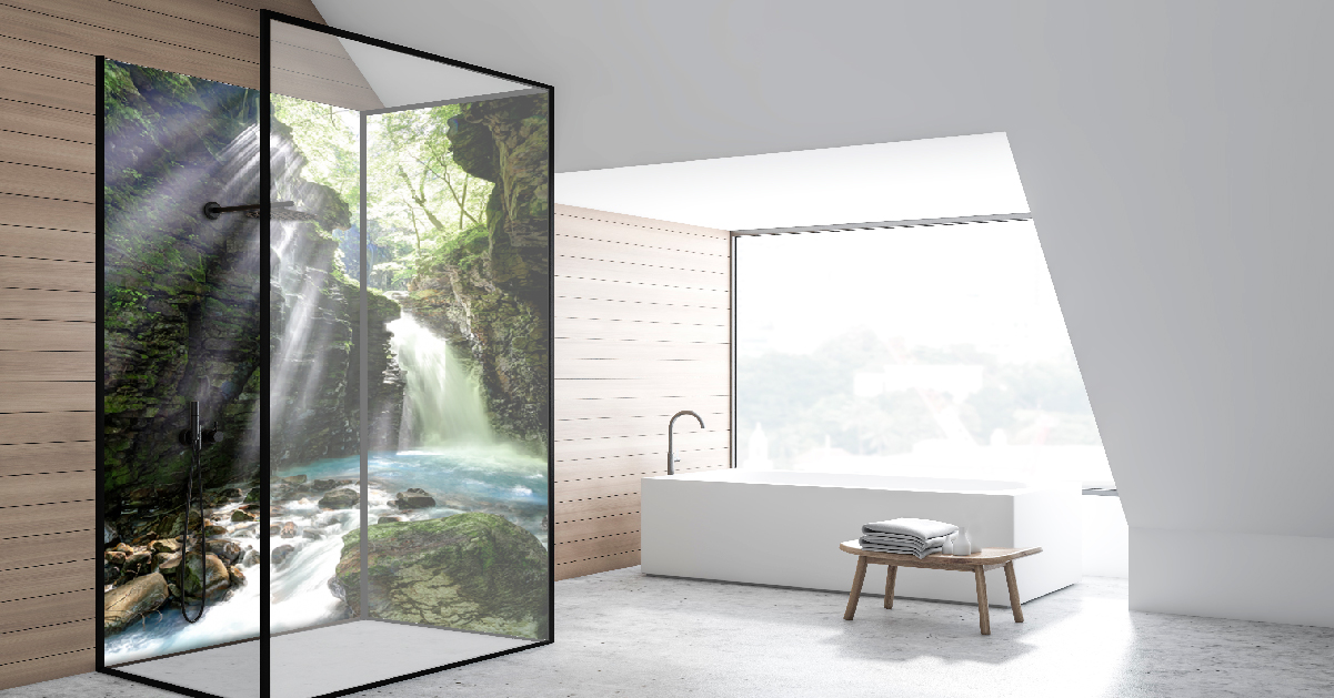 Moderne Badezimmergestaltung mit Wasserfallmotiv-Dusche Minimalistisches Badezimmer mit einer Dusche, die ein atemberaubendes Wasserfallmotiv zeigt, und einer freistehenden Badewanne neben einem großen Fenster.