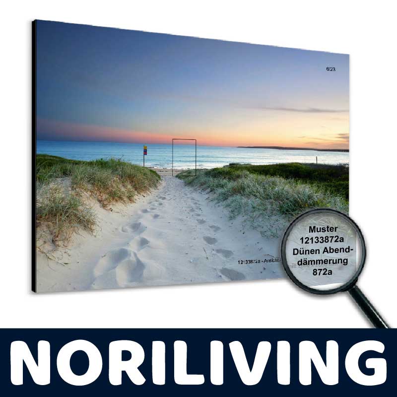 Strandpfad in den Dünen bei Sonnenuntergang – Wandbild Wandbild zeigt einen Sandpfad durch Dünen, der zu einem ruhigen Meer bei Sonnenuntergang führt.