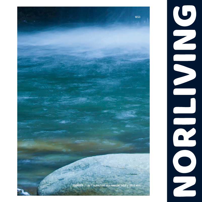 Hochwertiges Wandbild mit natürlichem Wasserfall-Motiv Nahaufnahme eines blau-grünen Wasserfalls mit einem großen Felsen im Vordergrund, modernes Design von NoriLiving