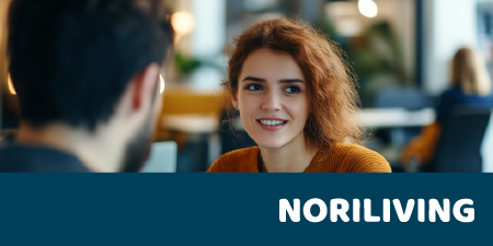 Freundliches Gespräch im Büro mit Noriliving Noriliving Gespräch im Büro