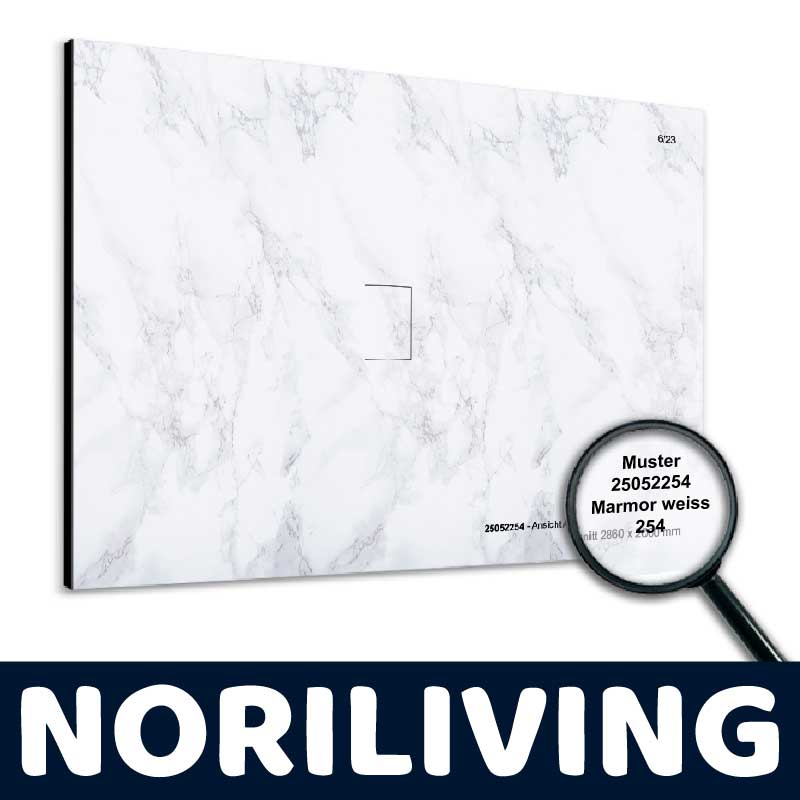 Noriliving Marmor Weiss Mustertafel 25052254 Mustertafel von Noriliving in Marmoroptik, Modellnummer 25052254, zeigt eine weiße Marmorstruktur mit feinen grauen Adern, hervorgehoben durch eine Lupe.